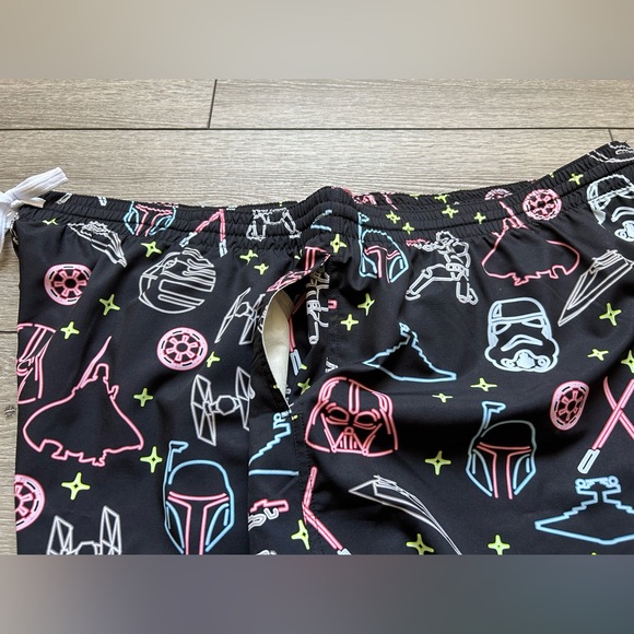NWOT Chubbies The Dark Side 5.5” Classic Swim Trunks Star Wars Men’s XXL Rare - Picture 6 of 8